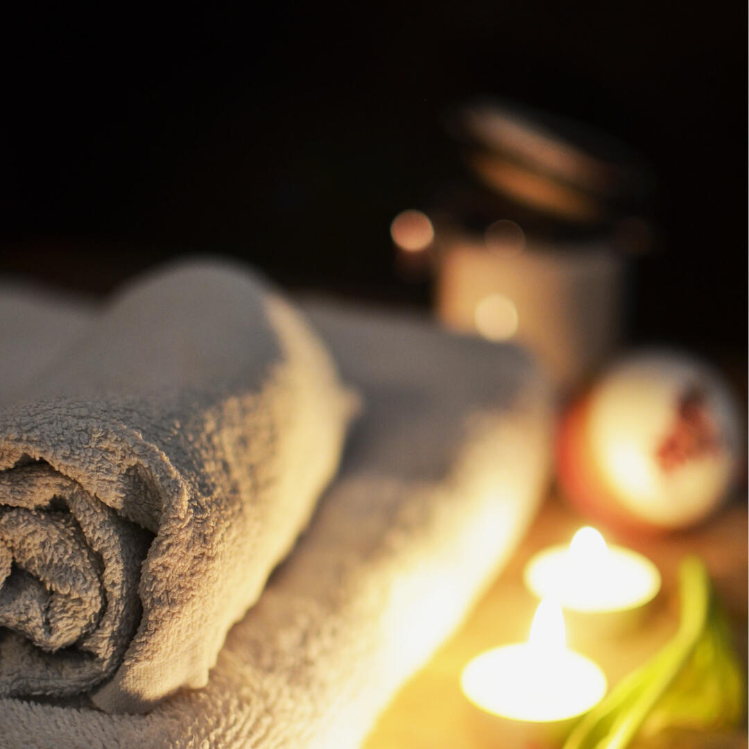 Photo de serviettes et bougies. Séance de massage